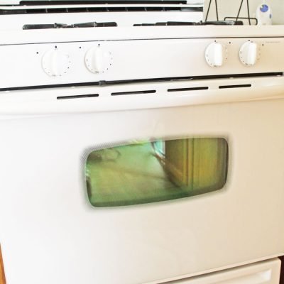 How to deep clean your stove top and oven - part of 31 days of deep cleaning your home. #laurascraftylife #clean #kitchen