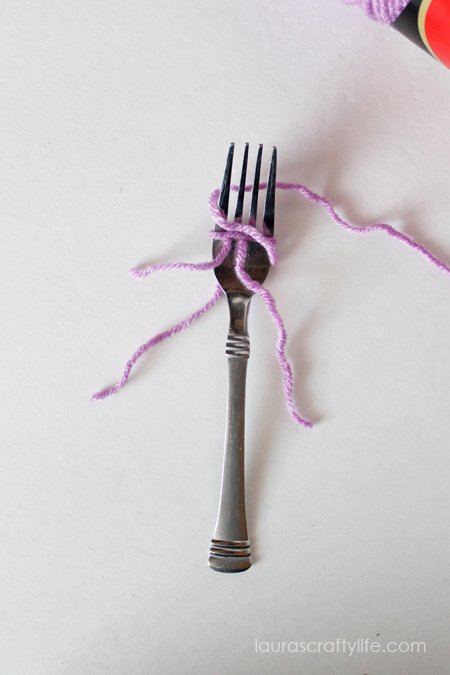 start looping yarn around fork