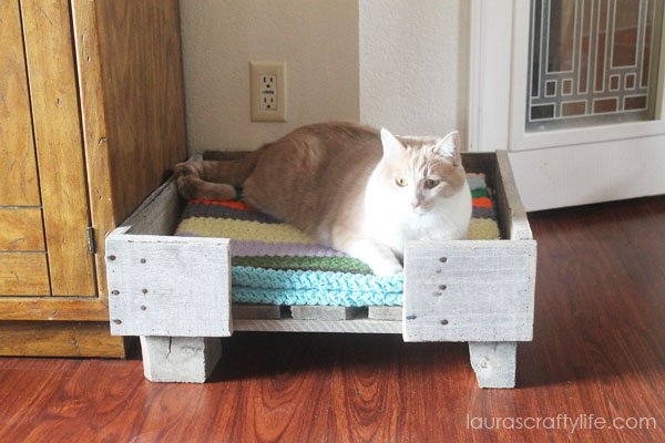 DIY Pallet Cat Bed