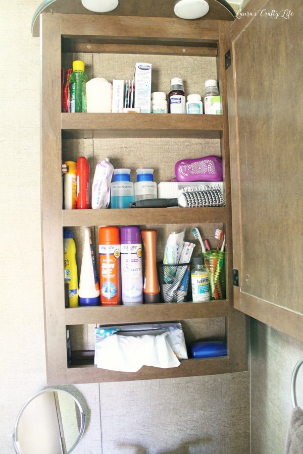 organize-the-small-bathroom-cabinet