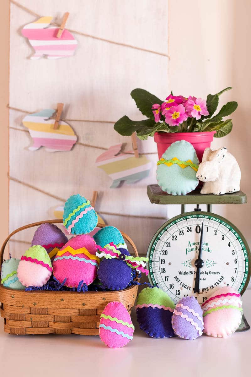 How to Make Colorful Felt Easter Eggs