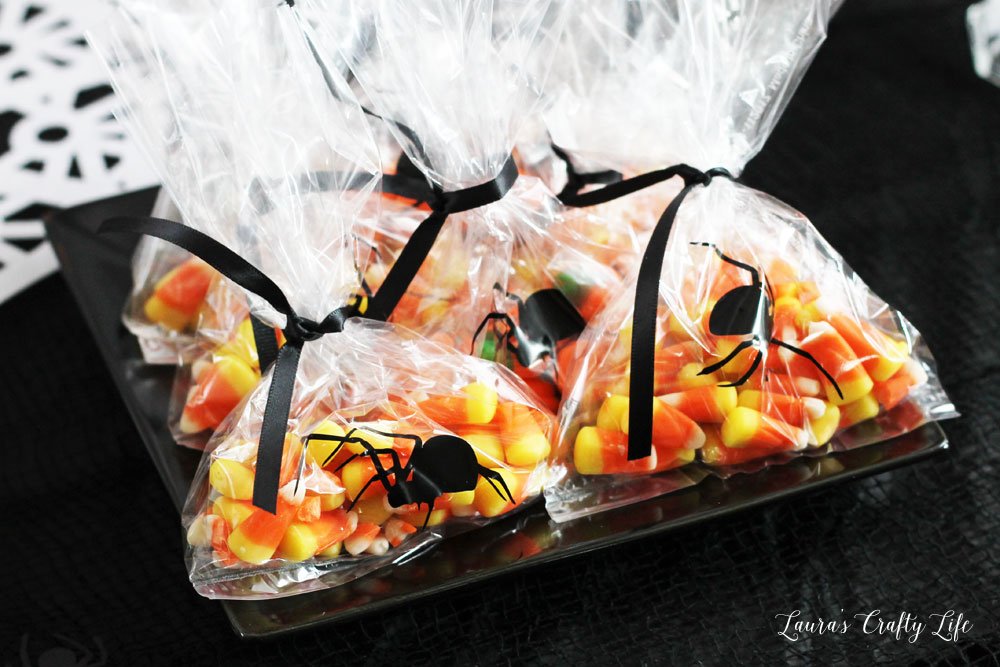 Creepy vinyl treat bags made with Cricut Maker #Cricut #Halloween #spider